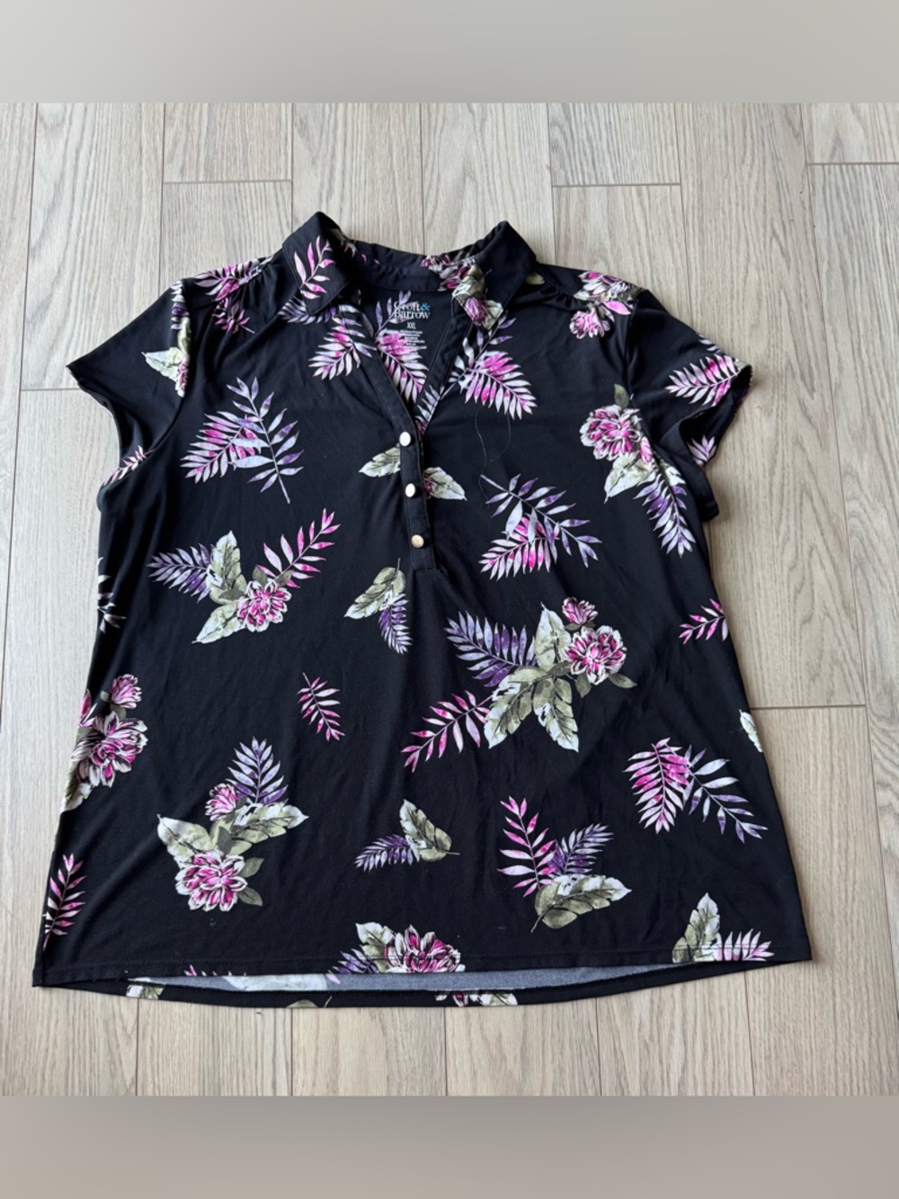 croft & barrow Black Floral Button-Front collared short sleeve with Pink Accents